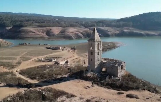 Photo extraite d'une vidéo. La même église mais cette fois totalement émergée au bord d'une étendue d'eau.